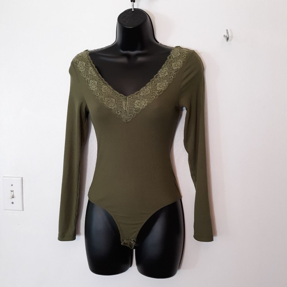 Full Circle vneck lace trim bodysuit